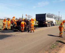 A PR-218, no trecho entre Planaltina do Paraná e Santa Isabel do Ivaí, ambas no noroeste, está passando por serviços de remendo superficial e profundo. Isso inclui a fresagem, que é a retirada da camada superior do pavimento, aplicação de emulsão asfáltica, e aplicação de concreto betuminoso usinado a quente (CBUQ) seguido pela compactação desse material, resultando em uma pista plana, sem deformações e sem buracos. Foto: Divulgação/DER