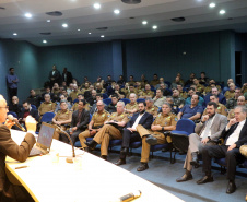 Oficiais e praças de diversas unidades da Polícia Militar do Paraná, principalmente das especializadas, participam nesta quinta e sexta-feira (25 e 26), em Foz do Iguaçu, do 1º Simpósio de Operações Policiais Militares de Fronteira. Foto: Soldado Ismael Ponchio