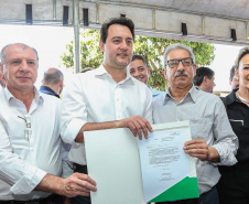   Pavimentação de ruas, melhoria em quadras poliesportivas, revitalização de praça, construção de barracões industriais e compra de equipamentos rodoviários são os principais investimentos que 15 municípios da região Norte do Paraná farão com apoio do Governo do Estado