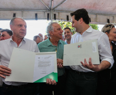  Pavimentação de ruas, melhoria em quadras poliesportivas, revitalização de praça, construção de barracões industriais e compra de equipamentos rodoviários são os principais investimentos que 15 municípios da região Norte do Paraná farão com apoio do Governo do Estado