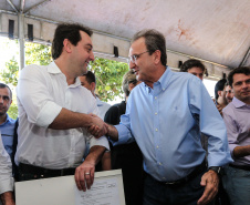 Pavimentação de ruas, melhoria em quadras poliesportivas, revitalização de praça, construção de barracões industriais e compra de equipamentos rodoviários são os principais investimentos que 15 municípios da região Norte do Paraná farão com apoio do Governo do Estado