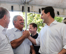   Pavimentação de ruas, melhoria em quadras poliesportivas, revitalização de praça, construção de barracões industriais e compra de equipamentos rodoviários são os principais investimentos que 15 municípios da região Norte do Paraná farão com apoio do Governo do Estado