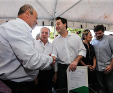   Pavimentação de ruas, melhoria em quadras poliesportivas, revitalização de praça, construção de barracões industriais e compra de equipamentos rodoviários são os principais investimentos que 15 municípios da região Norte do Paraná farão com apoio do Governo do Estado