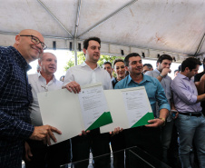   Pavimentação de ruas, melhoria em quadras poliesportivas, revitalização de praça, construção de barracões industriais e compra de equipamentos rodoviários são os principais investimentos que 15 municípios da região Norte do Paraná farão com apoio do Governo do Estado