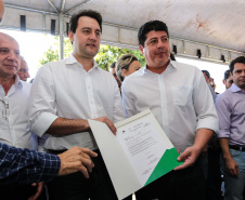   Pavimentação de ruas, melhoria em quadras poliesportivas, revitalização de praça, construção de barracões industriais e compra de equipamentos rodoviários são os principais investimentos que 15 municípios da região Norte do Paraná farão com apoio do Governo do Estado