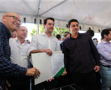   Pavimentação de ruas, melhoria em quadras poliesportivas, revitalização de praça, construção de barracões industriais e compra de equipamentos rodoviários são os principais investimentos que 15 municípios da região Norte do Paraná farão com apoio do Governo do Estado