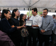   Pavimentação de ruas, melhoria em quadras poliesportivas, revitalização de praça, construção de barracões industriais e compra de equipamentos rodoviários são os principais investimentos que 15 municípios da região Norte do Paraná farão com apoio do Governo do Estado