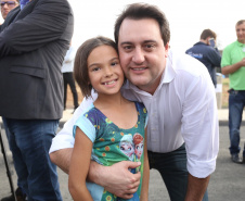 Quarenta e nove famílias de Prudentópolis, na região Centro-Sul do Paraná, receberam as chaves da casa própria nesta quinta-feira (25). As moradias foram entregues pelo governador Carlos Massa Ratinho Junior em evento com as famílias, com o prefeito Adelmo Luiz Klosowski, o presidente da Cohapar, Jorge Lange, e lideranças da região. Foto: José Fernando Ogura/ANPr