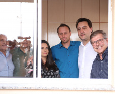 Quarenta e nove famílias de Prudentópolis, na região Centro-Sul do Paraná, receberam as chaves da casa própria nesta quinta-feira (25). As moradias foram entregues pelo governador Carlos Massa Ratinho Junior em evento com as famílias, com o prefeito Adelmo Luiz Klosowski, o presidente da Cohapar, Jorge Lange, e lideranças da região. Foto: José Fernando Ogura/ANPr