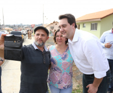 Quarenta e nove famílias de Prudentópolis, na região Centro-Sul do Paraná, receberam as chaves da casa própria nesta quinta-feira (25). As moradias foram entregues pelo governador Carlos Massa Ratinho Junior em evento com as famílias, com o prefeito Adelmo Luiz Klosowski, o presidente da Cohapar, Jorge Lange, e lideranças da região. Foto: José Fernando Ogura/ANPr