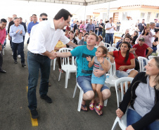 Quarenta e nove famílias de Prudentópolis, na região Centro-Sul do Paraná, receberam as chaves da casa própria nesta quinta-feira (25). As moradias foram entregues pelo governador Carlos Massa Ratinho Junior em evento com as famílias, com o prefeito Adelmo Luiz Klosowski, o presidente da Cohapar, Jorge Lange, e lideranças da região. Foto: José Fernando Ogura/ANPr