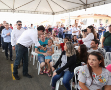Quarenta e nove famílias de Prudentópolis, na região Centro-Sul do Paraná, receberam as chaves da casa própria nesta quinta-feira (25). As moradias foram entregues pelo governador Carlos Massa Ratinho Junior em evento com as famílias, com o prefeito Adelmo Luiz Klosowski, o presidente da Cohapar, Jorge Lange, e lideranças da região. Foto: José Fernando Ogura/ANPr