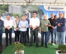 Quarenta e nove famílias de Prudentópolis, na região Centro-Sul do Paraná, receberam as chaves da casa própria nesta quinta-feira (25). As moradias foram entregues pelo governador Carlos Massa Ratinho Junior em evento com as famílias, com o prefeito Adelmo Luiz Klosowski, o presidente da Cohapar, Jorge Lange, e lideranças da região. Foto: José Fernando Ogura/ANPr