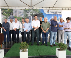 Quarenta e nove famílias de Prudentópolis, na região Centro-Sul do Paraná, receberam as chaves da casa própria nesta quinta-feira (25). As moradias foram entregues pelo governador Carlos Massa Ratinho Junior em evento com as famílias, com o prefeito Adelmo Luiz Klosowski, o presidente da Cohapar, Jorge Lange, e lideranças da região. Foto: José Fernando Ogura/ANPr
