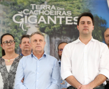 Quarenta e nove famílias de Prudentópolis, na região Centro-Sul do Paraná, receberam as chaves da casa própria nesta quinta-feira (25). As moradias foram entregues pelo governador Carlos Massa Ratinho Junior em evento com as famílias, com o prefeito Adelmo Luiz Klosowski, o presidente da Cohapar, Jorge Lange, e lideranças da região. Foto: José Fernando Ogura/ANPr