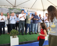 Quarenta e nove famílias de Prudentópolis, na região Centro-Sul do Paraná, receberam as chaves da casa própria nesta quinta-feira (25). As moradias foram entregues pelo governador Carlos Massa Ratinho Junior em evento com as famílias, com o prefeito Adelmo Luiz Klosowski, o presidente da Cohapar, Jorge Lange, e lideranças da região. Foto: José Fernando Ogura/ANPr