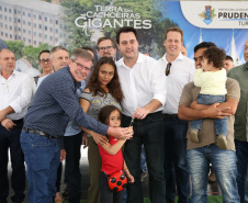 Quarenta e nove famílias de Prudentópolis, na região Centro-Sul do Paraná, receberam as chaves da casa própria nesta quinta-feira (25). As moradias foram entregues pelo governador Carlos Massa Ratinho Junior em evento com as famílias, com o prefeito Adelmo Luiz Klosowski, o presidente da Cohapar, Jorge Lange, e lideranças da região. Foto: José Fernando Ogura/ANPr