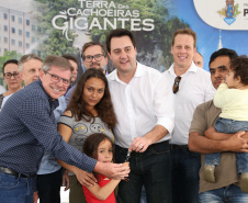 Quarenta e nove famílias de Prudentópolis, na região Centro-Sul do Paraná, receberam as chaves da casa própria nesta quinta-feira (25). As moradias foram entregues pelo governador Carlos Massa Ratinho Junior em evento com as famílias, com o prefeito Adelmo Luiz Klosowski, o presidente da Cohapar, Jorge Lange, e lideranças da região. Foto: José Fernando Ogura/ANPr