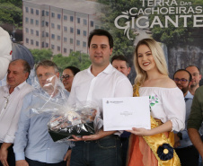 Quarenta e nove famílias de Prudentópolis, na região Centro-Sul do Paraná, receberam as chaves da casa própria nesta quinta-feira (25). As moradias foram entregues pelo governador Carlos Massa Ratinho Junior em evento com as famílias, com o prefeito Adelmo Luiz Klosowski, o presidente da Cohapar, Jorge Lange, e lideranças da região. Foto: José Fernando Ogura/ANPr