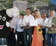 Quarenta e nove famílias de Prudentópolis, na região Centro-Sul do Paraná, receberam as chaves da casa própria nesta quinta-feira (25). As moradias foram entregues pelo governador Carlos Massa Ratinho Junior em evento com as famílias, com o prefeito Adelmo Luiz Klosowski, o presidente da Cohapar, Jorge Lange, e lideranças da região. Foto: José Fernando Ogura/ANPr