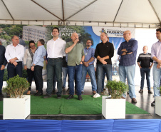 Quarenta e nove famílias de Prudentópolis, na região Centro-Sul do Paraná, receberam as chaves da casa própria nesta quinta-feira (25). As moradias foram entregues pelo governador Carlos Massa Ratinho Junior em evento com as famílias, com o prefeito Adelmo Luiz Klosowski, o presidente da Cohapar, Jorge Lange, e lideranças da região. Foto: José Fernando Ogura/ANPr
