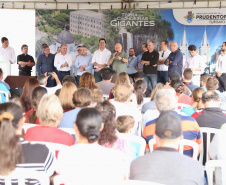 Quarenta e nove famílias de Prudentópolis, na região Centro-Sul do Paraná, receberam as chaves da casa própria nesta quinta-feira (25). As moradias foram entregues pelo governador Carlos Massa Ratinho Junior em evento com as famílias, com o prefeito Adelmo Luiz Klosowski, o presidente da Cohapar, Jorge Lange, e lideranças da região. Foto: José Fernando Ogura/ANPr