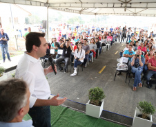 Quarenta e nove famílias de Prudentópolis, na região Centro-Sul do Paraná, receberam as chaves da casa própria nesta quinta-feira (25). As moradias foram entregues pelo governador Carlos Massa Ratinho Junior em evento com as famílias, com o prefeito Adelmo Luiz Klosowski, o presidente da Cohapar, Jorge Lange, e lideranças da região. Foto: José Fernando Ogura/ANPr