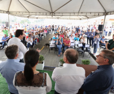 Quarenta e nove famílias de Prudentópolis, na região Centro-Sul do Paraná, receberam as chaves da casa própria nesta quinta-feira (25). As moradias foram entregues pelo governador Carlos Massa Ratinho Junior em evento com as famílias, com o prefeito Adelmo Luiz Klosowski, o presidente da Cohapar, Jorge Lange, e lideranças da região. Foto: José Fernando Ogura/ANPr