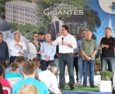 Quarenta e nove famílias de Prudentópolis, na região Centro-Sul do Paraná, receberam as chaves da casa própria nesta quinta-feira (25). As moradias foram entregues pelo governador Carlos Massa Ratinho Junior em evento com as famílias, com o prefeito Adelmo Luiz Klosowski, o presidente da Cohapar, Jorge Lange, e lideranças da região. Foto: José Fernando Ogura/ANPr