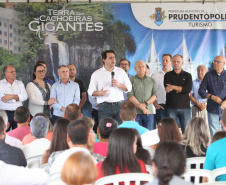 Quarenta e nove famílias de Prudentópolis, na região Centro-Sul do Paraná, receberam as chaves da casa própria nesta quinta-feira (25). As moradias foram entregues pelo governador Carlos Massa Ratinho Junior em evento com as famílias, com o prefeito Adelmo Luiz Klosowski, o presidente da Cohapar, Jorge Lange, e lideranças da região. Foto: José Fernando Ogura/ANPr