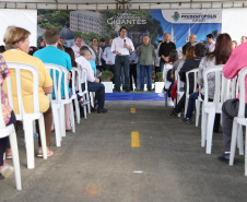 Quarenta e nove famílias de Prudentópolis, na região Centro-Sul do Paraná, receberam as chaves da casa própria nesta quinta-feira (25). As moradias foram entregues pelo governador Carlos Massa Ratinho Junior em evento com as famílias, com o prefeito Adelmo Luiz Klosowski, o presidente da Cohapar, Jorge Lange, e lideranças da região. Foto: José Fernando Ogura/ANPr
