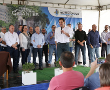 Quarenta e nove famílias de Prudentópolis, na região Centro-Sul do Paraná, receberam as chaves da casa própria nesta quinta-feira (25). As moradias foram entregues pelo governador Carlos Massa Ratinho Junior em evento com as famílias, com o prefeito Adelmo Luiz Klosowski, o presidente da Cohapar, Jorge Lange, e lideranças da região. Foto: José Fernando Ogura/ANPr