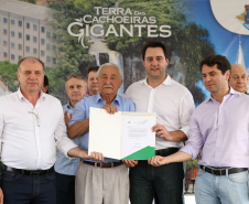 O Governo do Paraná confirmou nesta quinta-feira (25), em Prudentópolis, o repasse de R$ 12,6 milhões para ações e investimentos em sete municípios do Centro-Sul e Sul do Estado. O governador Carlos Massa Ratinho Junior anunciou o repasse dos recursos para prefeitos durante a solenidade de entrega de casas populares para 49 famílias de Prudentópolis. Foto: José Fernando Ogura/ANPr