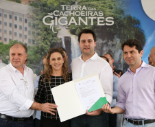 O Governo do Paraná confirmou nesta quinta-feira (25), em Prudentópolis, o repasse de R$ 12,6 milhões para ações e investimentos em sete municípios do Centro-Sul e Sul do Estado. O governador Carlos Massa Ratinho Junior anunciou o repasse dos recursos para prefeitos durante a solenidade de entrega de casas populares para 49 famílias de Prudentópolis. Foto: José Fernando Ogura/ANPr