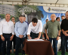 O Governo do Paraná confirmou nesta quinta-feira (25), em Prudentópolis, o repasse de R$ 12,6 milhões para ações e investimentos em sete municípios do Centro-Sul e Sul do Estado. O governador Carlos Massa Ratinho Junior anunciou o repasse dos recursos para prefeitos durante a solenidade de entrega de casas populares para 49 famílias de Prudentópolis. Foto: José Fernando Ogura/ANPr