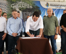O Governo do Paraná confirmou nesta quinta-feira (25), em Prudentópolis, o repasse de R$ 12,6 milhões para ações e investimentos em sete municípios do Centro-Sul e Sul do Estado. O governador Carlos Massa Ratinho Junior anunciou o repasse dos recursos para prefeitos durante a solenidade de entrega de casas populares para 49 famílias de Prudentópolis. Foto: José Fernando Ogura/ANPr