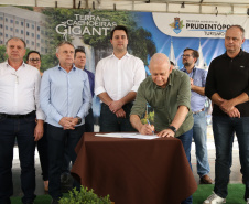 O Governo do Paraná confirmou nesta quinta-feira (25), em Prudentópolis, o repasse de R$ 12,6 milhões para ações e investimentos em sete municípios do Centro-Sul e Sul do Estado. O governador Carlos Massa Ratinho Junior anunciou o repasse dos recursos para prefeitos durante a solenidade de entrega de casas populares para 49 famílias de Prudentópolis. Foto: José Fernando Ogura/ANPr