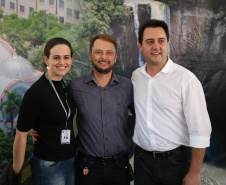 O Governo do Paraná confirmou nesta quinta-feira (25), em Prudentópolis, o repasse de R$ 12,6 milhões para ações e investimentos em sete municípios do Centro-Sul e Sul do Estado. O governador Carlos Massa Ratinho Junior anunciou o repasse dos recursos para prefeitos durante a solenidade de entrega de casas populares para 49 famílias de Prudentópolis. Foto: José Fernando Ogura/ANPr