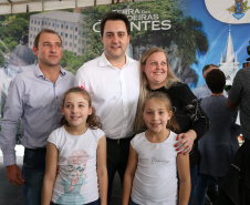 O Governo do Paraná confirmou nesta quinta-feira (25), em Prudentópolis, o repasse de R$ 12,6 milhões para ações e investimentos em sete municípios do Centro-Sul e Sul do Estado. O governador Carlos Massa Ratinho Junior anunciou o repasse dos recursos para prefeitos durante a solenidade de entrega de casas populares para 49 famílias de Prudentópolis. Foto: José Fernando Ogura/ANPr