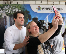 O Governo do Paraná confirmou nesta quinta-feira (25), em Prudentópolis, o repasse de R$ 12,6 milhões para ações e investimentos em sete municípios do Centro-Sul e Sul do Estado. O governador Carlos Massa Ratinho Junior anunciou o repasse dos recursos para prefeitos durante a solenidade de entrega de casas populares para 49 famílias de Prudentópolis. Foto: José Fernando Ogura/ANPr