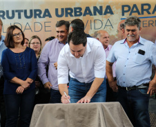 O governador Carlos Massa Ratinho Junior e o prefeito Miguel Amaral inauguraram mais uma unidade do projeto Meu Campinho. O governador também assinou a ordem de serviço para dar início à construção de uma unidade de saúde no mesmo bairro, em frente ao Meu Campinho.

Além disso, foram entregues licitações e homologações de projetos que somam R$ 1,75 milhão em investimentos, nos municípios de Ivaiporã, Reserva e Roncador.   Ivaiporã, 26/07/2019 -Foto: Geraldo Bubniak/ANPr