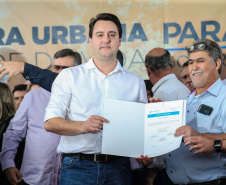 O governador Carlos Massa Ratinho Junior e o prefeito Miguel Amaral inauguraram mais uma unidade do projeto Meu Campinho. O governador também assinou a ordem de serviço para dar início à construção de uma unidade de saúde no mesmo bairro, em frente ao Meu Campinho.

Além disso, foram entregues licitações e homologações de projetos que somam R$ 1,75 milhão em investimentos, nos municípios de Ivaiporã, Reserva e Roncador.   Ivaiporã, 26/07/2019 -Foto: Geraldo Bubniak/ANPr