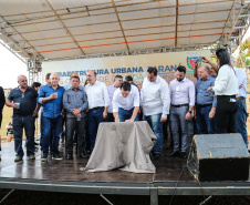 O governador Carlos Massa Ratinho Junior e o prefeito Miguel Amaral inauguraram mais uma unidade do projeto Meu Campinho. O governador também assinou a ordem de serviço para dar início à construção de uma unidade de saúde no mesmo bairro, em frente ao Meu Campinho.

Além disso, foram entregues licitações e homologações de projetos que somam R$ 1,75 milhão em investimentos, nos municípios de Ivaiporã, Reserva e Roncador.   Ivaiporã, 26/07/2019 -Foto: Geraldo Bubniak/ANPr