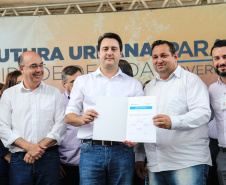 O governador Carlos Massa Ratinho Junior e o prefeito Miguel Amaral inauguraram mais uma unidade do projeto Meu Campinho. O governador também assinou a ordem de serviço para dar início à construção de uma unidade de saúde no mesmo bairro, em frente ao Meu Campinho.

Além disso, foram entregues licitações e homologações de projetos que somam R$ 1,75 milhão em investimentos, nos municípios de Ivaiporã, Reserva e Roncador.   Ivaiporã, 26/07/2019 -Foto: Geraldo Bubniak/ANPr