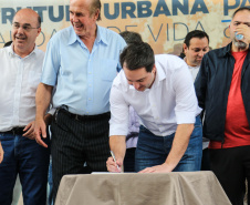 O governador Carlos Massa Ratinho Junior e o prefeito Miguel Amaral inauguraram mais uma unidade do projeto Meu Campinho. O governador também assinou a ordem de serviço para dar início à construção de uma unidade de saúde no mesmo bairro, em frente ao Meu Campinho.

Além disso, foram entregues licitações e homologações de projetos que somam R$ 1,75 milhão em investimentos, nos municípios de Ivaiporã, Reserva e Roncador.   Ivaiporã, 26/07/2019 -Foto: Geraldo Bubniak/ANPr