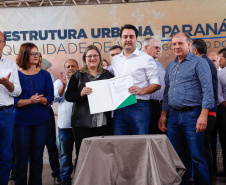 O governador Carlos Massa Ratinho Junior e o prefeito Miguel Amaral inauguraram mais uma unidade do projeto Meu Campinho