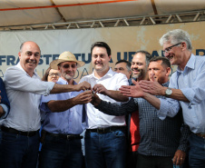 Investimentos do Governo do Estado reforçam o apoio à produção agrícola em Ivaiporã, no Vale do Ivaí (Norte do Paraná). Nesta quinta-feira (26) o governador Carlos Massa Ratinho Junior inaugurou obra de pavimentação de estrada rural e fez a entrega de equipamentos para agricultura, beneficiando 1.350 famílias. O volume de recursos chega a R$ 1,1 milhão.  Ivaiporã, 26/07/2019 -Foto: Geraldo Bubniak/ANPr