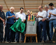 Investimentos do Governo do Estado reforçam o apoio à produção agrícola em Ivaiporã, no Vale do Ivaí (Norte do Paraná). Nesta quinta-feira (26) o governador Carlos Massa Ratinho Junior inaugurou obra de pavimentação de estrada rural e fez a entrega de equipamentos para agricultura, beneficiando 1.350 famílias. O volume de recursos chega a R$ 1,1 milhão.  Ivaiporã, 26/07/2019 -Foto: Geraldo Bubniak/ANPr