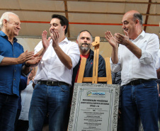 Investimentos do Governo do Estado reforçam o apoio à produção agrícola em Ivaiporã, no Vale do Ivaí (Norte do Paraná). Nesta quinta-feira (26) o governador Carlos Massa Ratinho Junior inaugurou obra de pavimentação de estrada rural e fez a entrega de equipamentos para agricultura, beneficiando 1.350 famílias. O volume de recursos chega a R$ 1,1 milhão.  Ivaiporã, 26/07/2019 -Foto: Geraldo Bubniak/ANPr