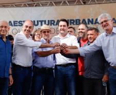 Investimentos do Governo do Estado reforçam o apoio à produção agrícola em Ivaiporã, no Vale do Ivaí (Norte do Paraná). Nesta quinta-feira (26) o governador Carlos Massa Ratinho Junior inaugurou obra de pavimentação de estrada rural e fez a entrega de equipamentos para agricultura, beneficiando 1.350 famílias. O volume de recursos chega a R$ 1,1 milhão. Foto: Rodrigo Felix Leal/ANPr